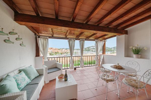 Na zdjęciu widoczny jest obiekt [PORTO CERVO MARINA] Incantevole appartamento vista Yacht położony w mieście Porto Cervo.