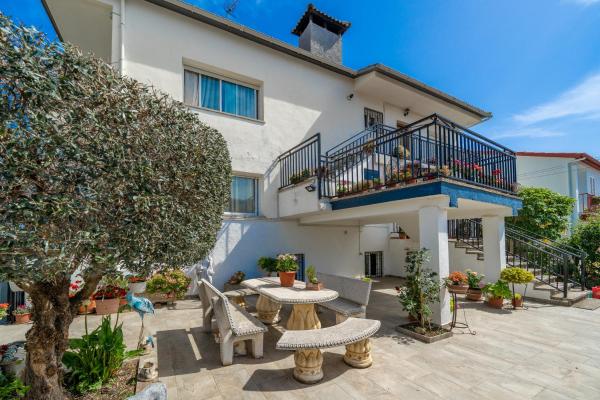 На фото показан объект HomeHolidaysRentals Dona - Costa Barcelona, расположенный в городе Пинеда-де-Мар.