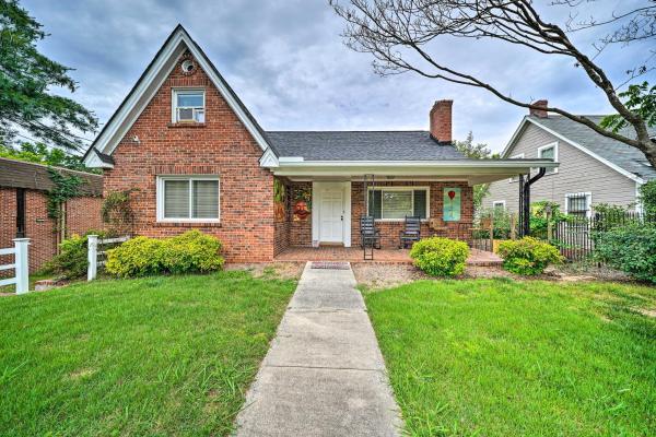 A la foto es mostra l'objecte Spacious Home with Game Room and Backyard Lounge! situat a la ciutat de Durham.
