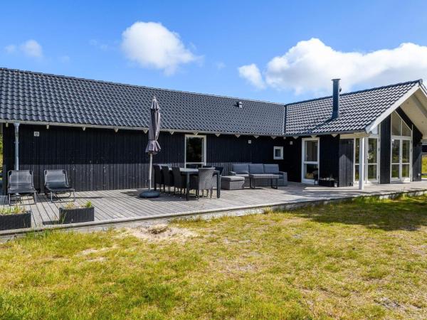 På billedet ses objektet 8 person holiday home in Fanø beliggende i byen Fanø.