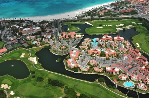 Na zdjęciu widoczny jest obiekt Divi Village Golf and Beach Resort położony w mieście Palm-Eagle Beach.