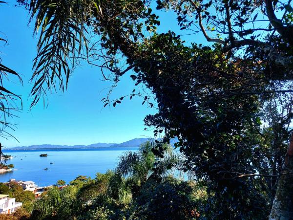 På billedet ses objektet Chalézinho na montanha com vista para o mar beliggende i byen Florianópolis.