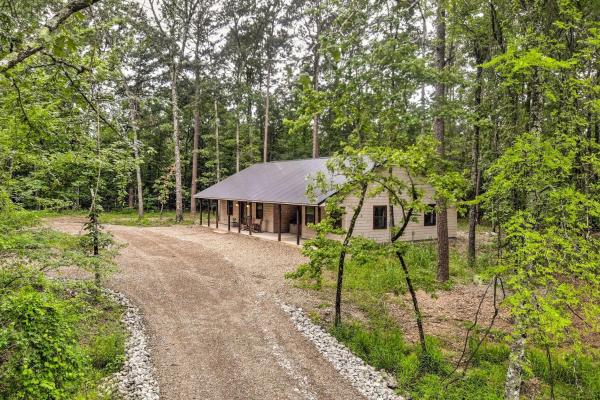 En la foto se muestra el objeto Quiet and Peaceful Hochatown Cabin with Hot Tub! ubicado en la ciudad de Broken Bow.
