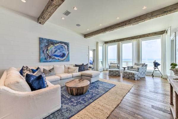 Billede 1: Luxe, Beachfront PCB Home with Decks and Grill!