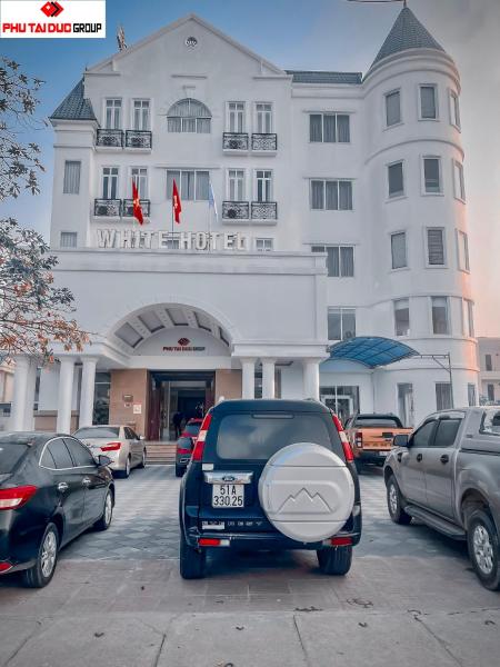 Na fotografii je vidět objekt White Hotel nacházející se ve městě Kinh Thượng.