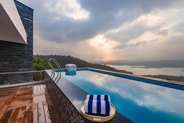 På billedet ses objektet SaffronStays Kaia Waters by Kosha Villas, Pawna - Greek style villa with panoramic view of Pawna lake beliggende i byen Kolvan.