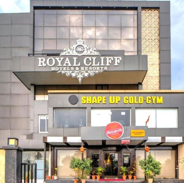 A la foto es mostra l'objecte ROYAL CLIFF HOTEL & RESORTS situat a la ciutat de Itwāri.