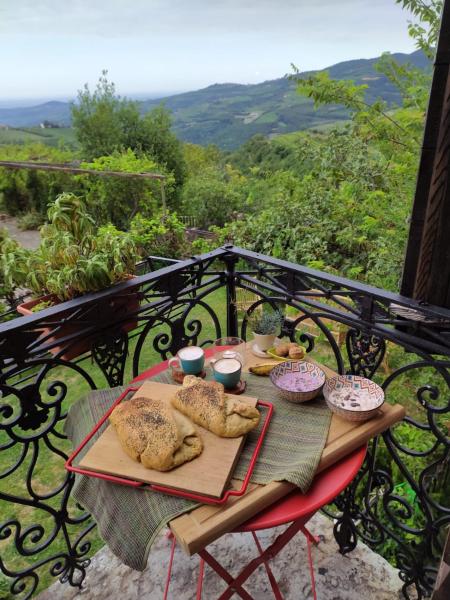 Na fotografii je vidět objekt La Collina Olistica nacházející se ve městě Postuman.