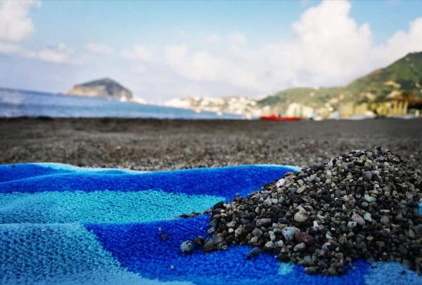 A la foto es mostra l'objecte Blu Maronti situat a la ciutat de Ischia.