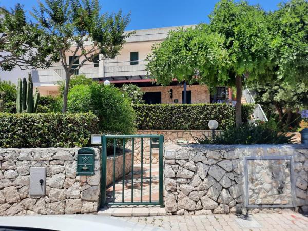 På bildet vises objektet Angela Holiday Home som ligger i byen Santa Cesarea Terme.