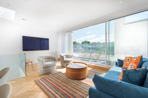 Stunning Two Bed Apartment RH8, London