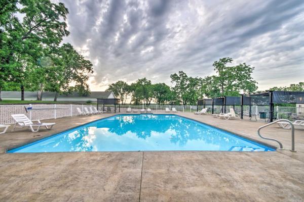 Foto 4: Deck, Pool and Views Lake of the Ozarks Condo