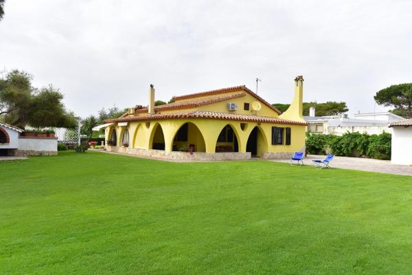 写真にはプーラ市にあるvilla Letiziaが写っています。