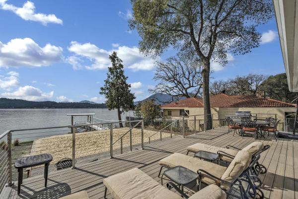 Στη φωτογραφία φαίνεται το αντικείμενο Sandy Feet Retreat -- Lakefront Retreat With Sand Volleyball Court! που βρίσκεται στην πόλη Clearlake Oaks.