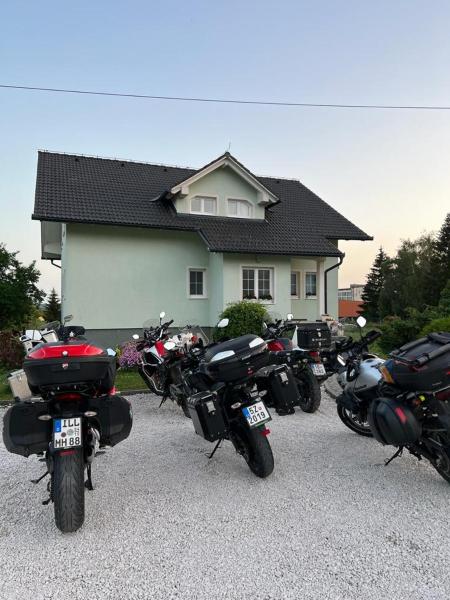 På bildet vises objektet Apartman M. Rados som ligger i byen Kupres.