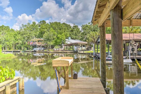 写真にはフォーリー市にあるRiverside New Magnolia Springs Home with Dock, Beachが写っています。