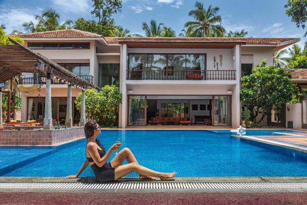 A la foto es mostra l'objecte SaffronStays Casa Del Palms - 8BR luxury pool villa with gazebo, pickleball, bar & lawns near Nagaon Beach situat a la ciutat de Sāhān.