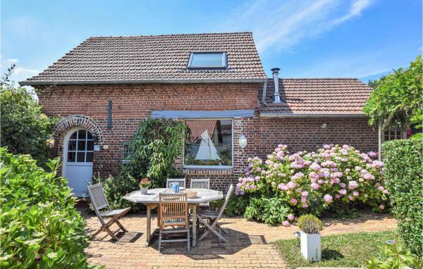 Na fotografii je vidět objekt Lovely Home In Luneray With Wifi nacházející se ve městě Avremesnil.