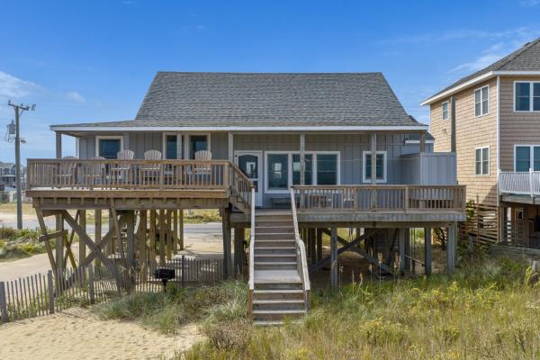 Na fotografii je vidět objekt KD2043- The Gray House nacházející se ve městě Kill Devil Hills.