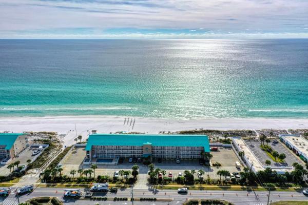 En la foto se muestra el objeto Ground Floor Gulf Front Oasis On Crystal Beach ubicado en la ciudad de Destin.