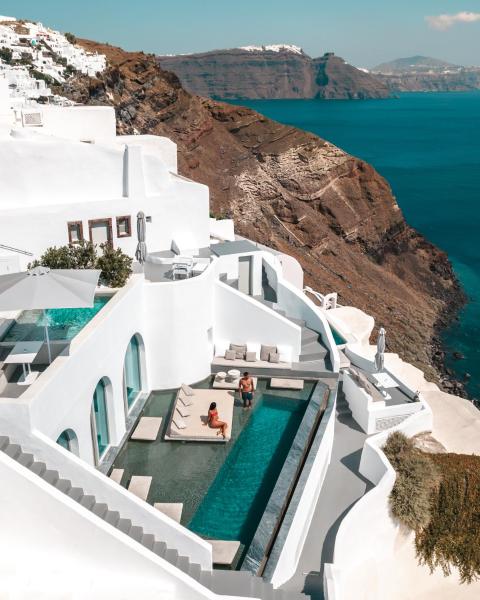 På billedet ses objektet Echoes Luxury Suites beliggende i byen Oia.