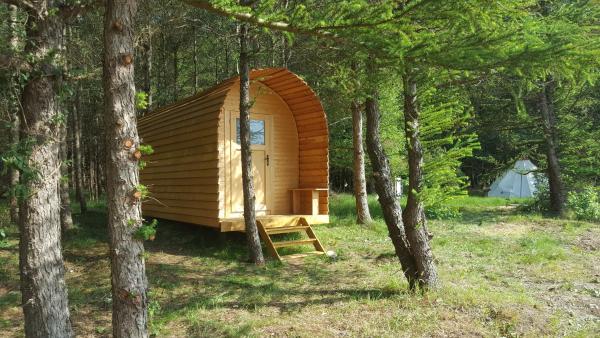 Na zdjęciu widoczny jest obiekt Glamping Pod położony w mieście Midlum.