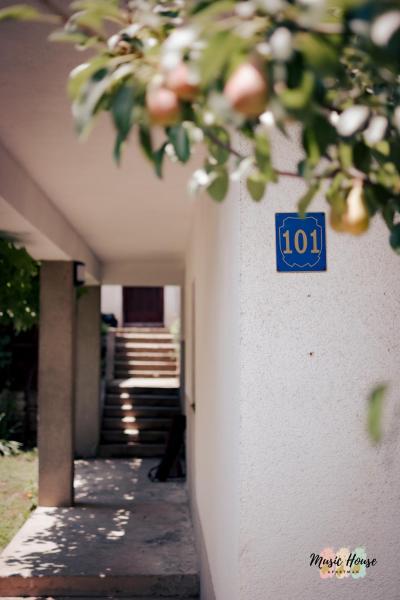 På bildet vises objektet Music House Apartment som ligger i byen Crno Blato.