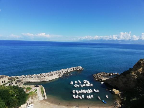 La photo montre l'objet La Porta sul Mare situé dans la ville de Pizzo.