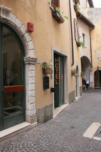 Na fotografii je vidět objekt Hotel Modena old town nacházející se ve městě Malcesine.