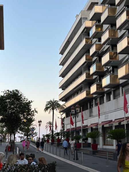 A la foto es mostra l'objecte Studio Carré d'Or situat a la ciutat de Niça.