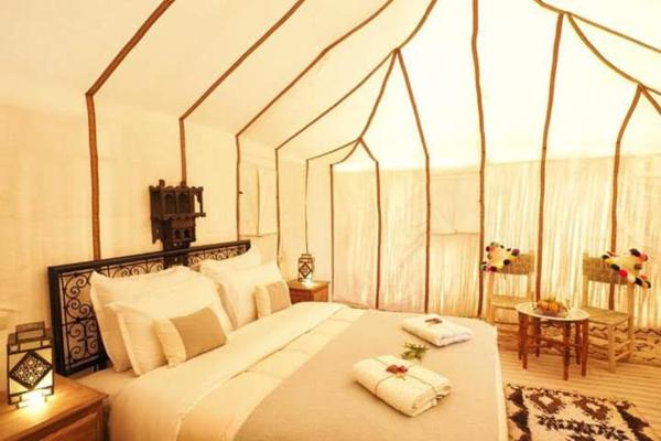 写真にはザゴラ市にあるZagora Luxury Campが写っています。