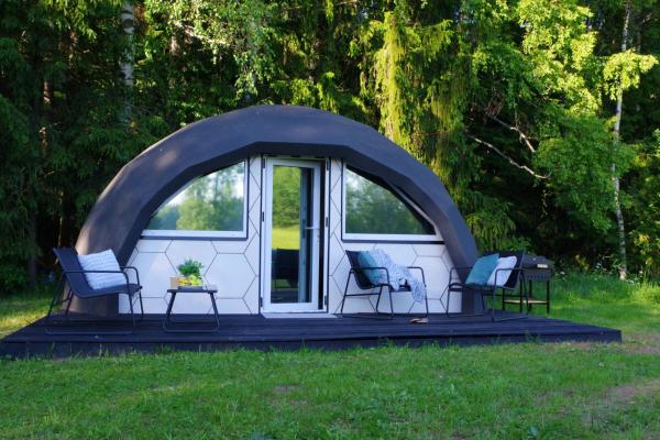 Na zdjęciu widoczny jest obiekt Poke puhkemajad położony w mieście Uderna.