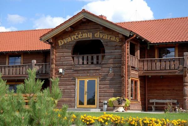 En la foto se muestra el objeto Dvarčėnų dvaras ubicado en la ciudad de Doškonys.