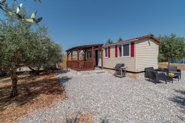 Na foto é possível ver o objeto 'Olive grove' Camping House-near the beach localizado na cidade de Divulje.