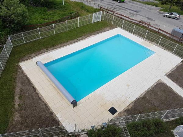 Na zdjęciu widoczny jest obiekt Charmant studio cabine 4-6 places avec terrasse exposée sud, pied des pistes, piscine extérieure l'été - FR-1-549-76 położony w mieście Chamrousse.