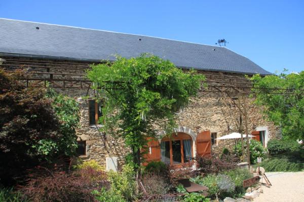 Nella foto è visibile l'oggetto La Vieille Grange avec piscine et jardin situato nella città di Compolibat.