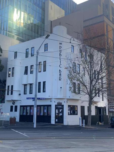 Na foto é possível ver o objeto CarricHostel localizado na cidade de Melbourne.