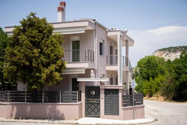 A la foto es mostra l'objecte Onar Village Luxury Apartments situat a la ciutat de Polístilon.