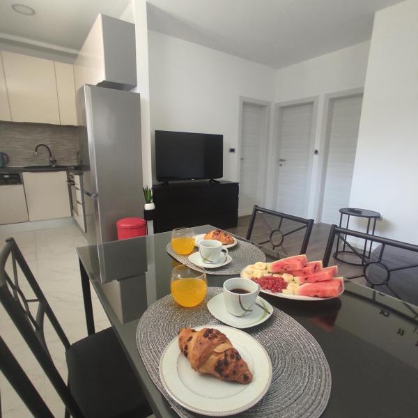 На фото показан объект Apartment GOGO, free parking, self check-in, расположенный в городе Сплит.