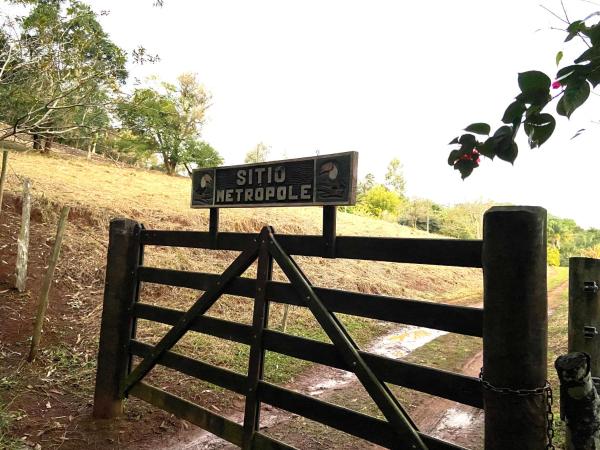 写真にはピラジュ市にあるFazenda com Trilhas e Açude -Refúgio Meio Mata Atlânticaが写っています。