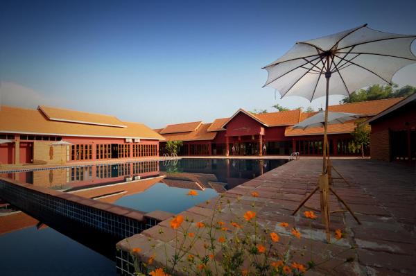 På billedet ses objektet Chiangmai Royal Creek Hotel beliggende i byen Ban Huai Sieo.