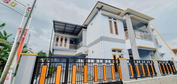 A la foto es mostra l'objecte Griya Mbak Tafik Syariah situat a la ciutat de Gendingan.