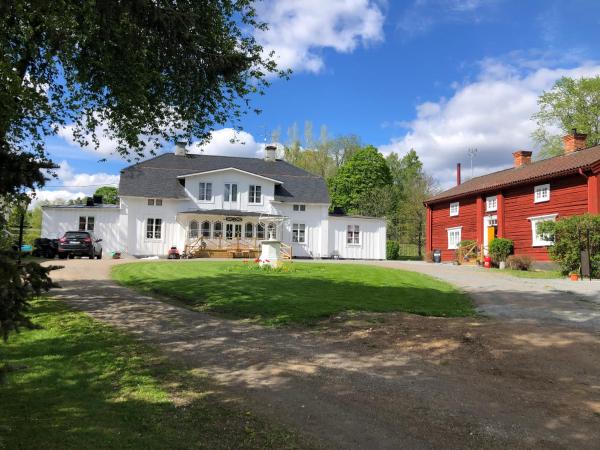 Na fotografii je vidět objekt Bredsjö Gamla Herrgård White Dream Mansion nacházející se ve městě Sävsjön.