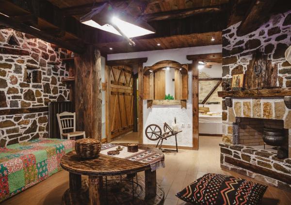 Na fotografii je vidět objekt Traditional house Alexis Coco with pool and fire place nacházející se ve městě Kryonéri.