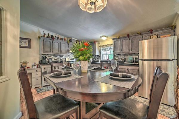 På billedet ses objektet Cozy Hale Home Between Long and Loon Lakes! beliggende i byen Sand Lake.