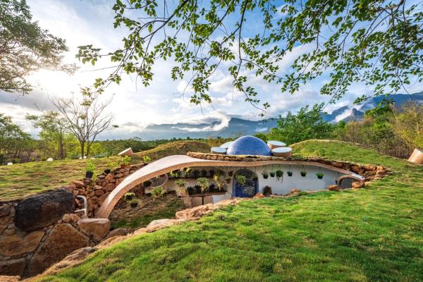 A la foto es mostra l'objecte SaffronStays AsanjA Titaly - 2BR earth-sheltered pool villa with rooftop garden, Sahyadri hill views near Mumbai situat a la ciutat de Dhasai.