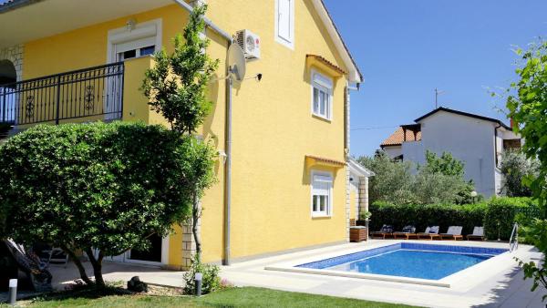 A la foto es mostra l'objecte House Yellow situat a la ciutat de Šilo.