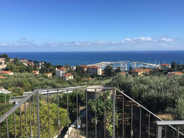 A la foto es mostra l'objecte Giomar situat a la ciutat de Imperia.