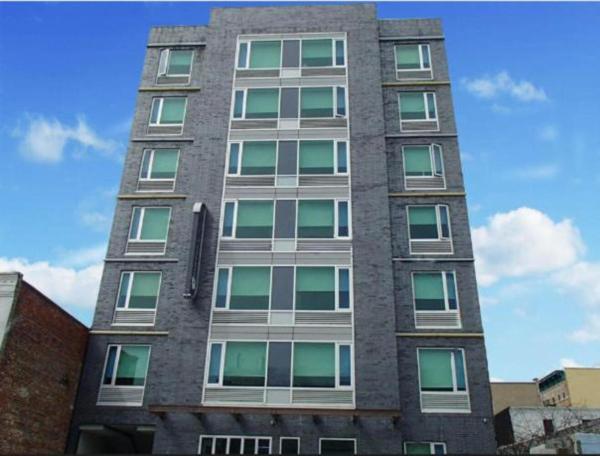 Na zdjęciu widoczny jest obiekt Umbrella Hotel Bronx położony w mieście Bronx.