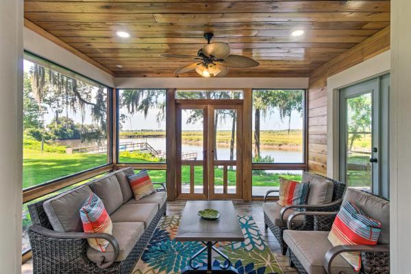 A la foto es mostra l'objecte Private Dock and Porch Riverfront Darien Cottage situat a la ciutat de Townsend.